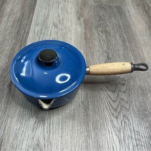 VTG LE CREUSET 1qt Model 16 Blue Enamel Cast Iron Wood Handle Spout Lid France‎